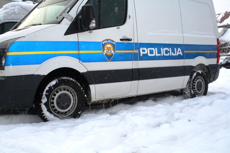 Slika MUP-ILUSTRACIJE-NOVA GALERIJA/zzGLOBAL/Policija_Snijeg_08.JPG